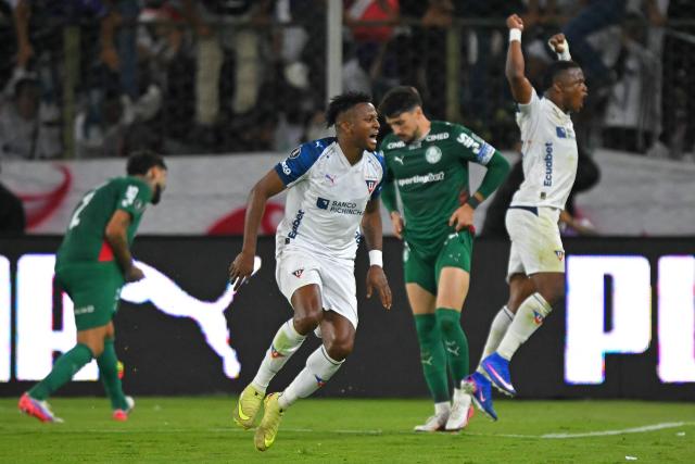 Liga de Quito's forward #11 Michael Estrada (C) celebrates after scoring during the Copa Libertadores quarter-final second leg football match between Ecuador's Liga de Quito and Brazil's Palmeiras at the Rodrigo Paz Delgado stadium in Quito on September 16, 2026. (Photo by Rodrigo BUENDIA / AFP)