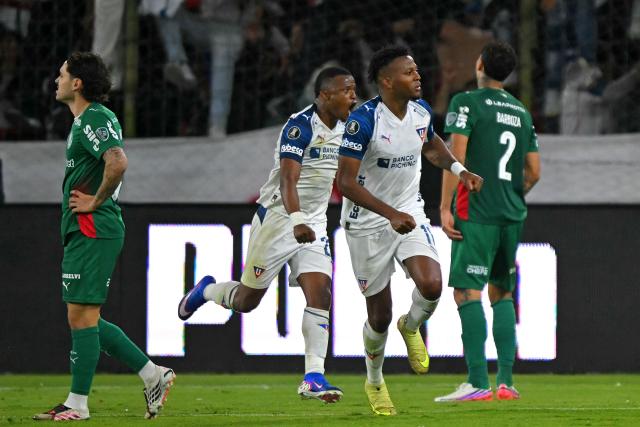 Liga de Quito's forward #11 Michael Estrada (R) celebrates after scoring during the Copa Libertadores quarter-final second leg football match between Ecuador's Liga de Quito and Brazil's Palmeiras at the Rodrigo Paz Delgado stadium in Quito on September 16, 2026. (Photo by Rodrigo BUENDIA / AFP)