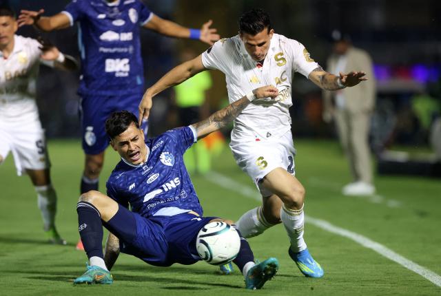 Cartagines' defender #18 Carlos Barahona (L) and Saprissa's Cuban forward #23 Luis Paradela fight for the ball during the second-leg quarterfinal football match of the Concacaf Central American Cup between Costa Rica's CS Cartagines and Costa Rica's Deportivo Saprissa at the Jose Rafael "Fello" Meza Stadium in Cartago, Costa Rica, on September 16, 2026. (Photo by JOHN DURAN / AFP)