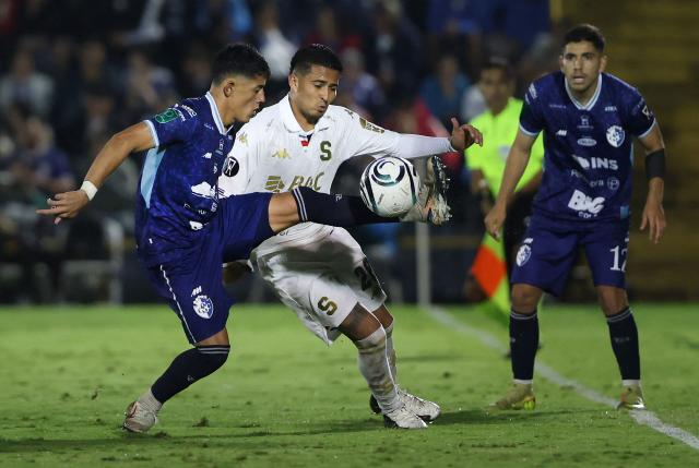 Cartagines' midfielder #06 Claudio Montero (L) and Saprissa's forward #28 Gerson Torres fight for the ball during the second-leg quarterfinal football match of the Concacaf Central American Cup between Costa Rica's CS Cartagines and Costa Rica's Deportivo Saprissa at the Jose Rafael "Fello" Meza Stadium in Cartago, Costa Rica, on September 16, 2026. (Photo by JOHN DURAN / AFP)
