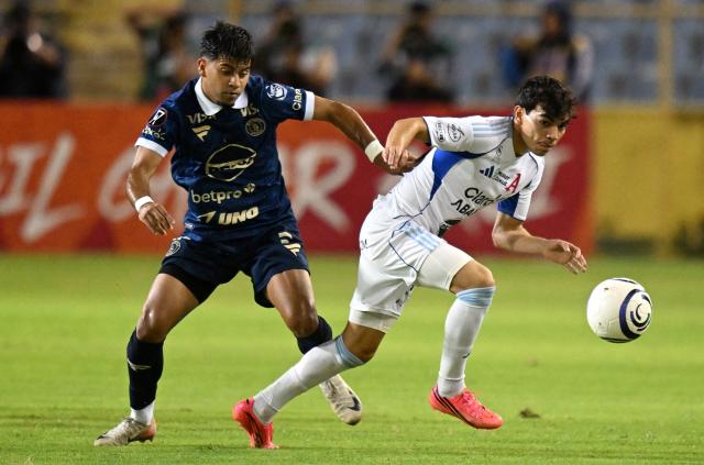 Motagua's defender #17 Jhen Clever Portillo (L) and Alianza's midfielder #10 Leonardo Menjivar fight for the ball during the second-leg quarterfinal football match of the Concacaf Central American Cup between El Salvador's Alianza FC and Honduras' Motagua at the Cuscatlan Stadium in San Salvador on September 16, 2026. (Photo by MARVIN RECINOS / AFP)