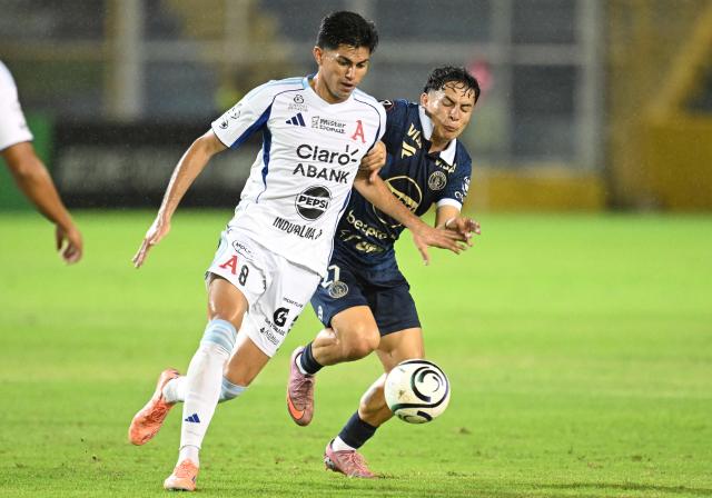 Alianza's midfielder #08 Harold Osorio and Motagua's forward #27 Jefryn Macias fight for the ball during the second-leg quarterfinal football match of the Concacaf Central American Cup between El Salvador's Alianza FC and Honduras' Motagua at the Cuscatlan Stadium in San Salvador on September 16, 2026. (Photo by MARVIN RECINOS / AFP)