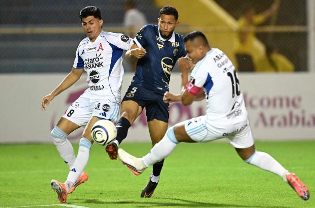 Motagua's midfielder #05 Oscar Discua, Alianza's midfielder #08 Harold Osorio and defender #16 Henry Romero fight for the ball during the second-leg quarterfinal football match of the Concacaf Central American Cup between El Salvador's Alianza FC and Honduras' Motagua at the Cuscatlan Stadium in San Salvador on September 16, 2026. (Photo by MARVIN RECINOS / AFP)
