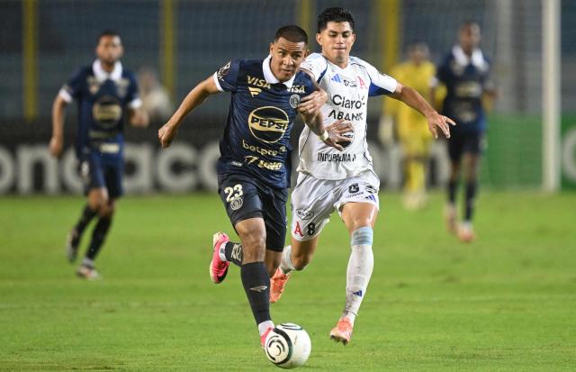 Motagua's midfielder #23 Alejandro Reyes and Alianza's midfielder #08 Harold Osorio fight for the ball during the second-leg quarterfinal football match of the Concacaf Central American Cup between El Salvador's Alianza FC and Honduras' Motagua at the Cuscatlan Stadium in San Salvador on September 16, 2026. (Photo by MARVIN RECINOS / AFP)