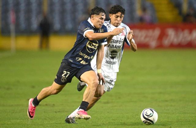 Motagua's forward #27 Jefryn Macias and Alianza's midfielder #56 David Leon fight for the ball during the second-leg quarterfinal football match of the Concacaf Central American Cup between El Salvador's Alianza FC and Honduras' Motagua at the Cuscatlan Stadium in San Salvador on September 16, 2026. (Photo by MARVIN RECINOS / AFP)