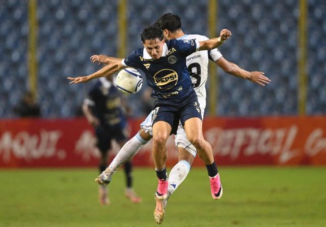 Motagua's forward #27 Jefryn Macias and Alianza's defender #19 Nelson Rodriguez fight for the ball during the second-leg quarterfinal football match of the Concacaf Central American Cup between El Salvador's Alianza FC and Honduras' Motagua at the Cuscatlan Stadium in San Salvador on September 16, 2026. (Photo by MARVIN RECINOS / AFP)