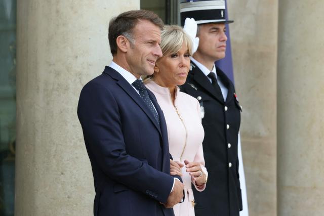 France's President Emmanuel Macron (L) and his wife Brigitte Macron await the arrival of Jordan's King Abdullah II and Jordan's Queen Rania ahead of their meeting at the Elysee Presidential Palace in Paris on September 17, 2026.  (Photo by Thomas SAMSON / AFP)