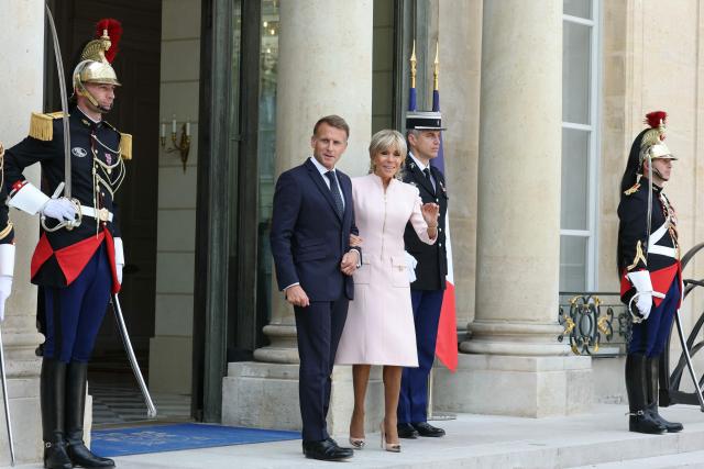 France's President Emmanuel Macron (L) and his wife Brigitte Macron await the arrival of Jordan's King Abdullah II and Jordan's Queen Rania ahead of their meeting at the Elysee Presidential Palace in Paris on September 17, 2026.  (Photo by Thomas SAMSON / AFP)