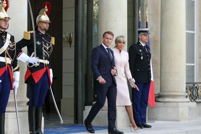 France's President Emmanuel Macron (L) and his wife Brigitte Macron arrive to welcome Jordan's King Abdullah II and Jordan's Queen Rania ahead of their meeting at the Elysee Presidential Palace in Paris on September 17, 2026.  (Photo by Thomas SAMSON / AFP)