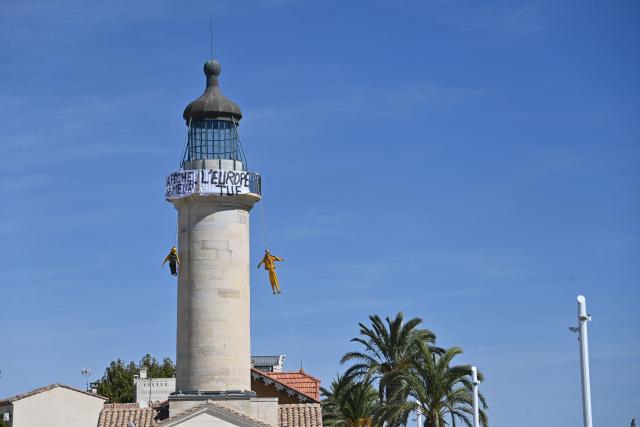 Effigies hang from a lighthouse displaying a banner reading "Fishing is dying, Europe is killing it" during a fishermen's protest against soaring fuel prices, in Grau-du-Roi, southern France, on September 17, 2026. Fishermen block access to a fuel depot in Frontignan (Herault) on the morning of September 17, 2026, as well as the ports of Sete and Nice, "symbolic" actions to raise the alarm over the rise in fuel prices, ahead of a meeting scheduled with the fisheries minister at the end of the morning. (Photo by Sylvain THOMAS / AFP)