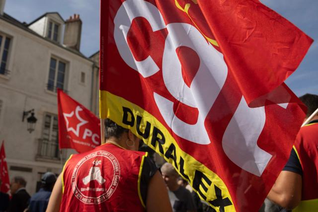 Duralex employees and members of the French trade union General Confederation of Labour (CGT) gather outside the Commercial Court in Orleans on September 17, 2026, during a hearing to consider bids to take over the French glassware company. (Photo by Alain JOCARD / AFP)