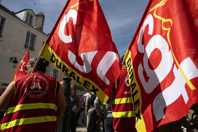 Duralex employees and members of the French trade union General Confederation of Labour (CGT) gather outside the Commercial Court in Orleans on September 17, 2026, during a hearing to consider bids to take over the French glassware company. (Photo by Alain JOCARD / AFP)