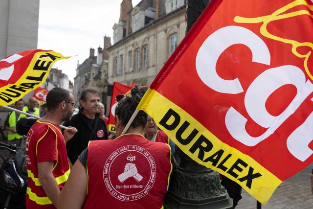 Duralex employees and members of the French trade union General Confederation of Labour (CGT) gather outside the Commercial Court in Orleans on September 17, 2026, during a hearing to consider bids to take over the French glassware company. (Photo by Alain JOCARD / AFP)