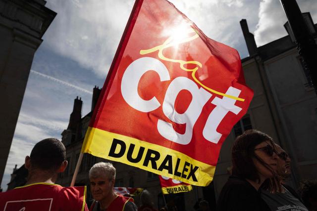 Duralex employees and members of the French trade union General Confederation of Labour (CGT) gather outside the Commercial Court in Orleans on September 17, 2026, during a hearing to consider bids to take over the French glassware company. (Photo by Alain JOCARD / AFP)