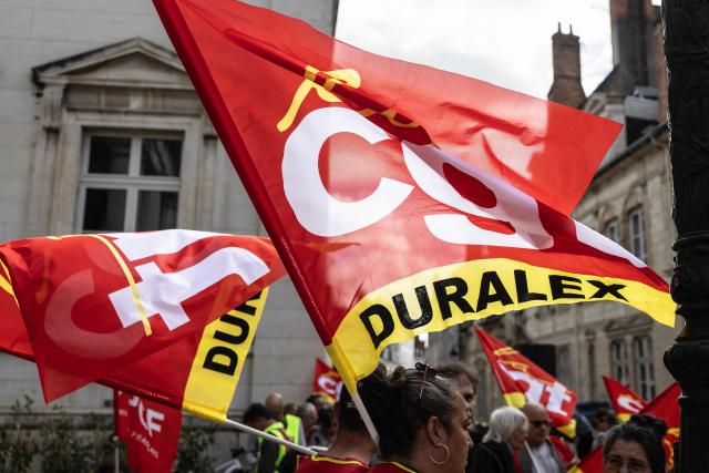 Duralex employees and members of the French trade union General Confederation of Labour (CGT) gather outside the Commercial Court in Orleans on September 17, 2026, during a hearing to consider bids to take over the French glassware company. (Photo by Alain JOCARD / AFP)