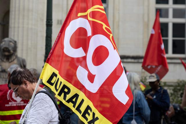 Duralex employees and members of the French trade union General Confederation of Labour (CGT) gather outside the Commercial Court in Orleans on September 17, 2026, during a hearing to consider bids to take over the French glassware company. (Photo by Alain JOCARD / AFP)