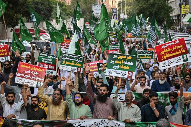 Activists and supporters of the Pakistan Markazi Muslim League (PMML) shout slogans during a protest in Karachi on September 17, 2026 following the attack on Islamic holy city of Mecca. Pakistan's Prime Minister Shehbaz Sharif condemned on September 16 "in the strongest possible terms the dastardly and heinous" attack on Mecca, which a Saudi-led coalition blamed on Yemen's Houthis. (Photo by Asif HASSAN / AFP)