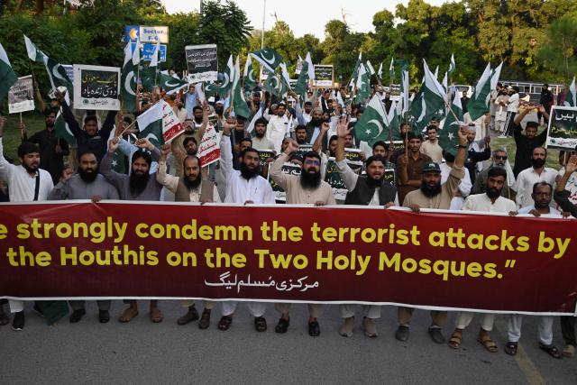 Supporters and members of Pakistan Markazi Muslim League (PMML) shout slogans as they protest in Islamabad on September 17, 2026 following the attack on Islamic holy city of Mecca. Pakistan's Prime Minister Shehbaz Sharif condemned on September 16 "in the strongest possible terms the dastardly and heinous" attack on Mecca, which a Saudi-led coalition blamed on Yemen's Houthis. (Photo by Aamir QURESHI / AFP)