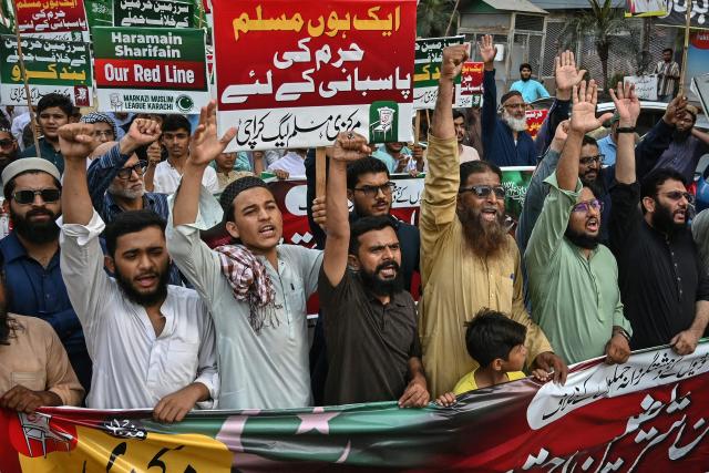 Activists and supporters of the Pakistan Markazi Muslim League (PMML) shout slogans during a protest in Karachi on September 17, 2026 following the attack on Islamic holy city of Mecca. Pakistan's Prime Minister Shehbaz Sharif condemned on September 16 "in the strongest possible terms the dastardly and heinous" attack on Mecca, which a Saudi-led coalition blamed on Yemen's Houthis. (Photo by Asif HASSAN / AFP)