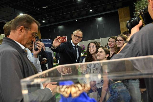 Right wing party Horizons candidate in France's 2027 presidential election Edouard Philippe (C) takes pictures with supporters as he visits the 'Salon du Vegetal' (plant fair) in Angers, western France on September 17, 2026. (Photo by Sebastien Salom-Gomis / AFP)