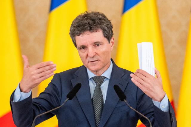 Romanian President Nicusor Dan addresses a press conference at the Cotroceni Presidential Palace in Bucharest, on September 17, 2021. The President on September 17 nominated MEP Siegfried Muresan, 44, Vice President of the European People's Party, trying to form a new cabinet, in a third attempt to form a new government since the collapse of the previous ruling coalition in May. (Photo by Mihai Barbu / AFP)