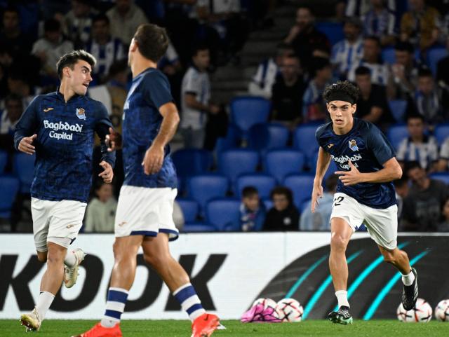 Real Sociedad's Spanish forward #22 Hector Fort (R) and teammates warm up prior the UEFA Europa League 1st round day 1 football match between Real Sociedad and AFC Bournemouth at Anoeta Stadium in San Sebastian on September 17, 2026. (Photo by ANDER GILLENEA / AFP)