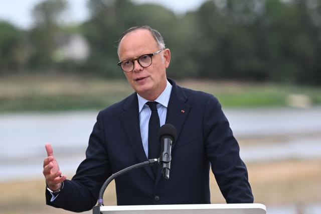 Right wing party Horizons candidate in France's 2027 presidential election Edouard Philippe gestures as he delivers a speech in Les Pont-de-Ce, western France on September 17, 2026. (Photo by Sebastien Salom-Gomis / AFP)