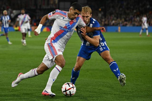 Lech Poznan's Polish defender #15 Michal Gurgul (R) defends from Crystal Palace's Israeli midfielder #25 Anan Khalaili during the UEFA Europa League, League phase football match between Crystal Palace and Lech Poznan at Selhurst Park in London on September 17, 2026. (Photo by Glyn KIRK / AFP)