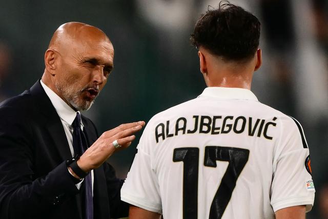 Juventus’ Italian headcoach Luciano Spalletti talks to Juventus’ Bosnian forward #17 Kerim Alajbegovic during the UEFA Europa League 1st round day 1 football match between Juventus and NEC Nijmegen at the Allianz Stadium in Turin on September 17, 2026. (Photo by Marco Bertorello / AFP)