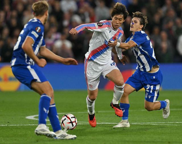 Lech Poznan's Spanish midfielder #21 Pablo Rodriguez (R) tackles Crystal Palace's Japanese midfielder #18 Daichi Kamada during the UEFA Europa League, League phase football match between Crystal Palace and Lech Poznan at Selhurst Park in London on September 17, 2026. (Photo by Glyn KIRK / AFP)