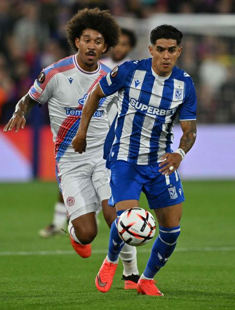 Crystal Palace's US defender #26 Chris Richards (L) chases down Lech Poznan's Honduras striker #77 Luis Palma during the UEFA Europa League, League phase football match between Crystal Palace and Lech Poznan at Selhurst Park in London on September 17, 2026. (Photo by Glyn KIRK / AFP)