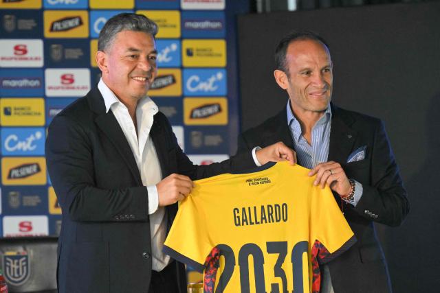 Ecuador's Football Federation (FEF) president Francisco Egas (R) presents Argentine coach Marcelo Gallardo with a team jersey during his presentation as Ecuador's national team head coach, in Quito, on September 17, 2026. (Photo by Rodrigo BUENDIA / AFP)