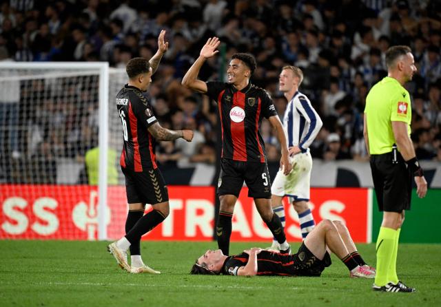 Bournemouth's players celebrate victory at the end of the UEFA Europa League 1st round day 1 football match between Real Sociedad and AFC Bournemouth at Anoeta Stadium in San Sebastian on September 17, 2026. Bournemouth won 1-2. (Photo by ANDER GILLENEA / AFP)