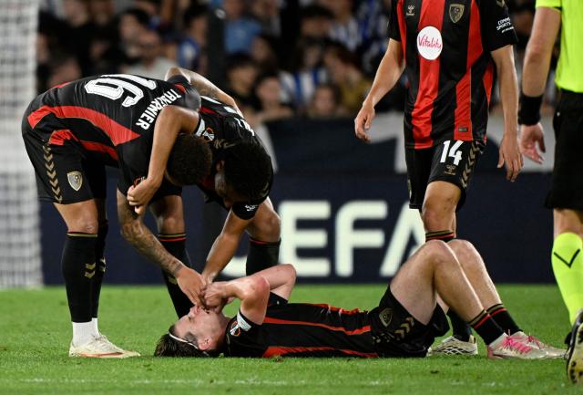 Bournemouth's players celebrate victory at the end of the UEFA Europa League 1st round day 1 football match between Real Sociedad and AFC Bournemouth at Anoeta Stadium in San Sebastian on September 17, 2026. Bournemouth won 1-2. (Photo by ANDER GILLENEA / AFP)