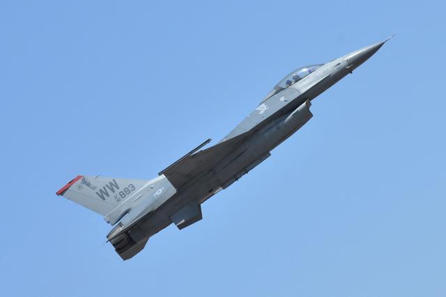 (FILES) A US Air Force F-16 Fighting Falcon performs a maneuver during the inaugural day of the Aero India 2019 airshow at the Yelahanka Air Force station in Bangalore, India on February 20, 2019. A US military F-16 fighter jet crashed on September 17, 2026 in the US state of Michigan, with the pilot able to eject safely. The aircraft belonged to the Texas Air National Guard and was on a training mission when the crash occurred, US media reported. (Photo by Manjunath KIRAN / AFP)