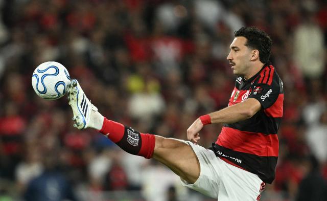 Flamengo's defender #03 Leo Ortiz controls the ball during the Copa Libertadores quarter-final second leg football match between Brazil's Flamengo and Ecuador's Independiente del Valle at the Maracana stadium in Rio de Janeiro, Brazil on September 17, 2026. (Photo by MAURO PIMENTEL / AFP)