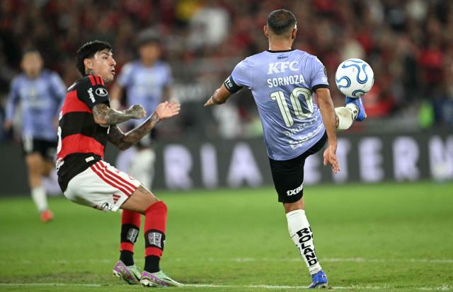Independiente del Valle's midfielder #10 Junior Sornoza and Flamengo's Chilean midfielder #05 Erick Pulgar fight for the ball during the Copa Libertadores quarter-final second leg football match between Brazil's Flamengo and Ecuador's Independiente del Valle at the Maracana stadium in Rio de Janeiro, Brazil on September 17, 2026. (Photo by MAURO PIMENTEL / AFP)