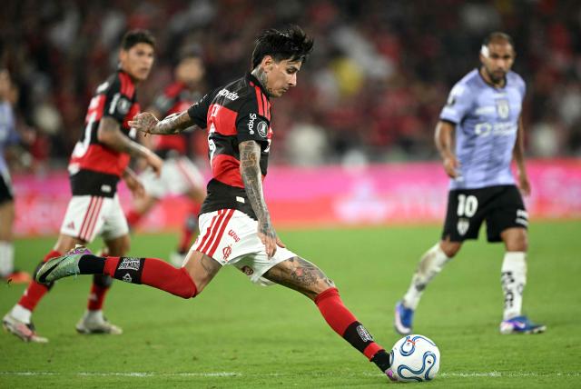 Flamengo's Chilean midfielder #05 Erick Pulgar kicks the ball during the Copa Libertadores quarter-final second leg football match between Brazil's Flamengo and Ecuador's Independiente del Valle at the Maracana stadium in Rio de Janeiro, Brazil on September 17, 2026. (Photo by MAURO PIMENTEL / AFP)