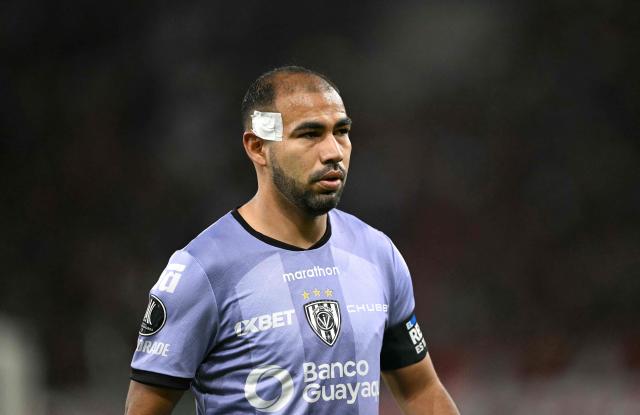 Independiente del Valle's midfielder #10 Junior Sornoza enters the pitch after a head injury during the Copa Libertadores quarter-final second leg football match between Brazil's Flamengo and Ecuador's Independiente del Valle at the Maracana stadium in Rio de Janeiro, Brazil on September 17, 2026. (Photo by MAURO PIMENTEL / AFP)