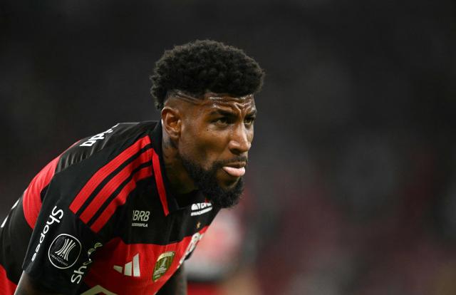 Flamengo's defender #22 Emerson Leite gestures during the Copa Libertadores quarter-final second leg football match between Brazil's Flamengo and Ecuador's Independiente del Valle at the Maracana stadium in Rio de Janeiro, Brazil on September 17, 2026. (Photo by MAURO PIMENTEL / AFP)