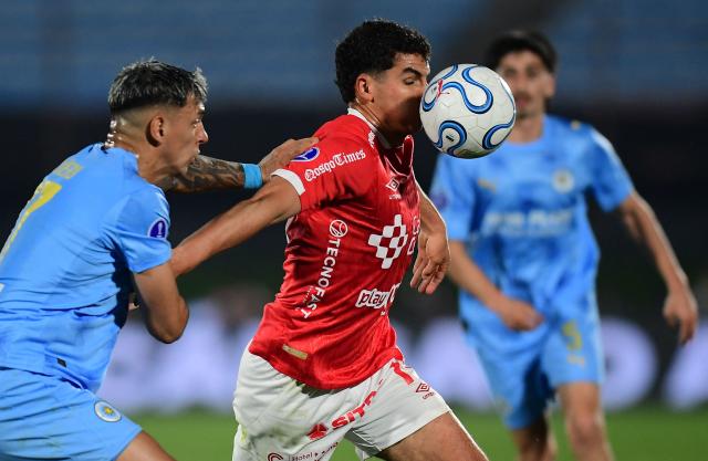 Montevideo City Torque's defender #17 Eduardo Aguero and Cienciano's forward #19 Matias Succar fight for the ball during the Copa Sudamericana quarter-final second leg football match between Uruguay's Montevideo City Torque and Peru's Cienciano at the Centenario stadium in Montevideo on September 17, 2026. (Photo by Dante FERNANDEZ / AFP)