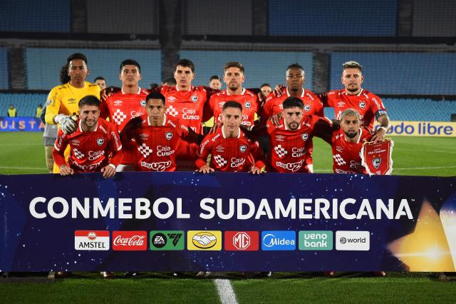 Cienciano players pose for a picture before the start of the Copa Sudamericana quarter-final second leg football match between Uruguay's Montevideo City Torque and Peru's Cienciano at the Centenario stadium in Montevideo on September 17, 2026. (Photo by DANTE FERNANDEZ / AFP)