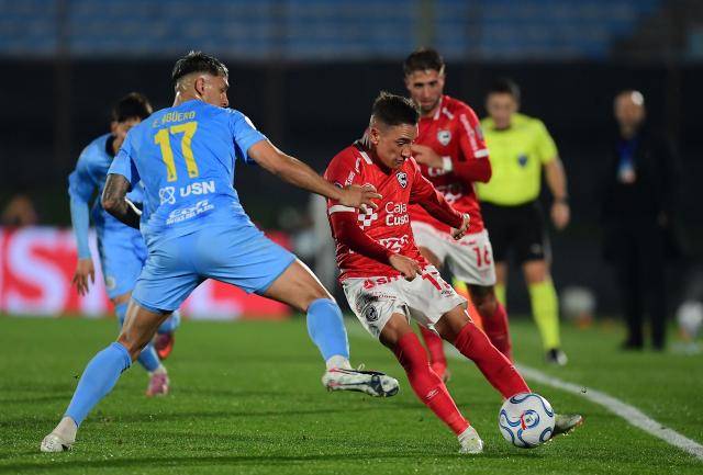 Montevideo City Torque's defender #17 Eduardo Aguero and Cienciano's Argentine forward #11 Neri Bandiera fight for the ball during the Copa Sudamericana quarter-final second leg football match between Uruguay's Montevideo City Torque and Peru's Cienciano at the Centenario stadium in Montevideo on September 17, 2026. (Photo by Dante FERNANDEZ / AFP)