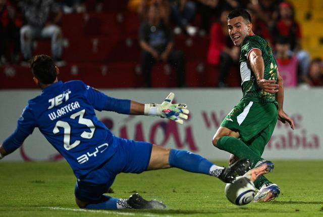 Marathon's Argentine forward #11 Nicolas Messiniti and Alajuelense's Uruguayan goalkeeper #23 Washington Ortega fight for the ball during the second-leg quarterfinal football match of the Concacaf Central American Cup between Costa Rica's LD Alajuelense and Honduras' CD Marathon at the Alejandro Morera Soto Stadium in Alajuela, Costa Rica, on September 17, 2026. (Photo by Ezequiel BECERRA / AFP)