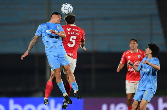 Montevideo City Torque's midfielder #20 Gonzalo Montes and Cienciano's Uruguayan midfielder #05 Santiago Arias jump for a header during the Copa Sudamericana quarter-final second leg football match between Uruguay's Montevideo City Torque and Peru's Cienciano at the Centenario stadium in Montevideo on September 17, 2026. (Photo by Dante FERNANDEZ / AFP)