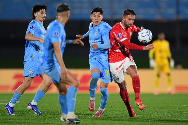 Montevideo City Torque's Argentine midfielder #10 Esteban Obregon (2nd R) and Cienciano's Argentine midfielder #16 Marcos Martinich fight for the ball during the Copa Sudamericana quarter-final second leg football match between Uruguay's Montevideo City Torque and Peru's Cienciano at the Centenario stadium in Montevideo on September 17, 2026. (Photo by Dante FERNANDEZ / AFP)