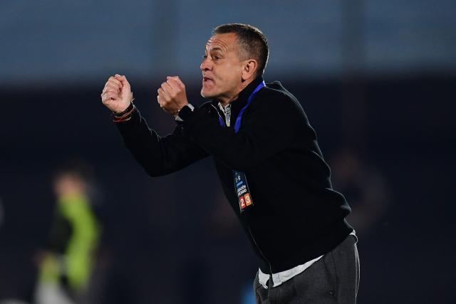 Cienciano's Argentine head coach Horacio Melgarejo shouts instructions to his players during the Copa Sudamericana quarter-final second leg football match between Uruguay's Montevideo City Torque and Peru's Cienciano at the Centenario stadium in Montevideo on September 17, 2026. (Photo by Dante FERNANDEZ / AFP)