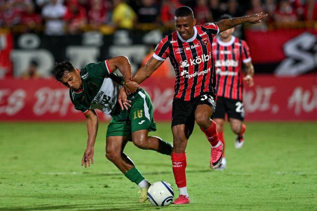 Marathon's defender #16 Santos Martinez and Alajuelense's Colombian forward #33 Jeison Lucumi fight for the ball during the second-leg quarterfinal football match of the Concacaf Central American Cup between Costa Rica's LD Alajuelense and Honduras' CD Marathon at the Alejandro Morera Soto Stadium in Alajuela, Costa Rica, on September 17, 2026. (Photo by Ezequiel BECERRA / AFP)