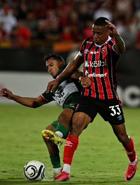 Marathon's defender #16 Santos Martinez and Alajuelense's Colombian forward #33 Jeison Lucumi fight for the ball during the second-leg quarterfinal football match of the Concacaf Central American Cup between Costa Rica's LD Alajuelense and Honduras' CD Marathon at the Alejandro Morera Soto Stadium in Alajuela, Costa Rica, on September 17, 2026. (Photo by Ezequiel BECERRA / AFP)
