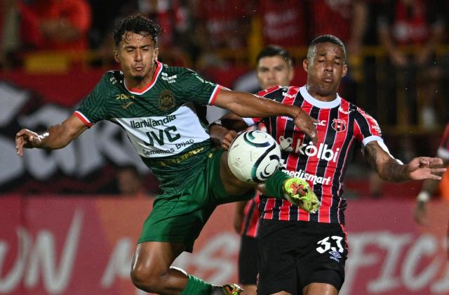 Marathon's midfielder #10 Damin Ramirez and Alajuelense's Colombian forward #33 Jeison Lucumi fight for the ball during the second-leg quarterfinal football match of the Concacaf Central American Cup between Costa Rica's LD Alajuelense and Honduras' CD Marathon at the Alejandro Morera Soto Stadium in Alajuela, Costa Rica, on September 17, 2026. (Photo by Ezequiel BECERRA / AFP)